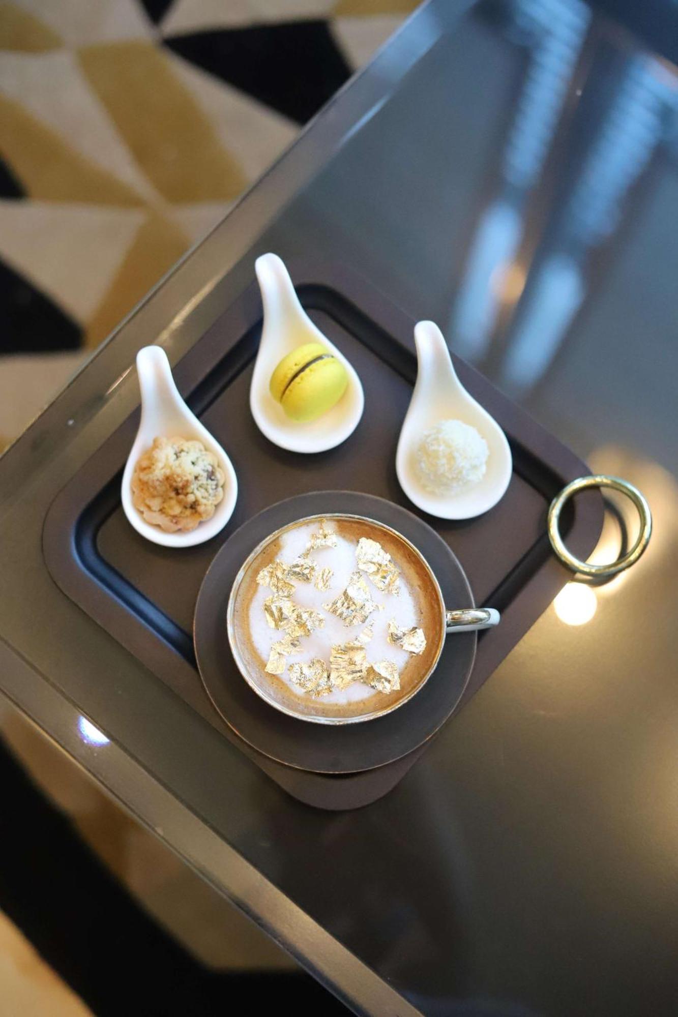 Готель Hilton Амман Екстер'єр фото A cup of gold leaf cappuccino
