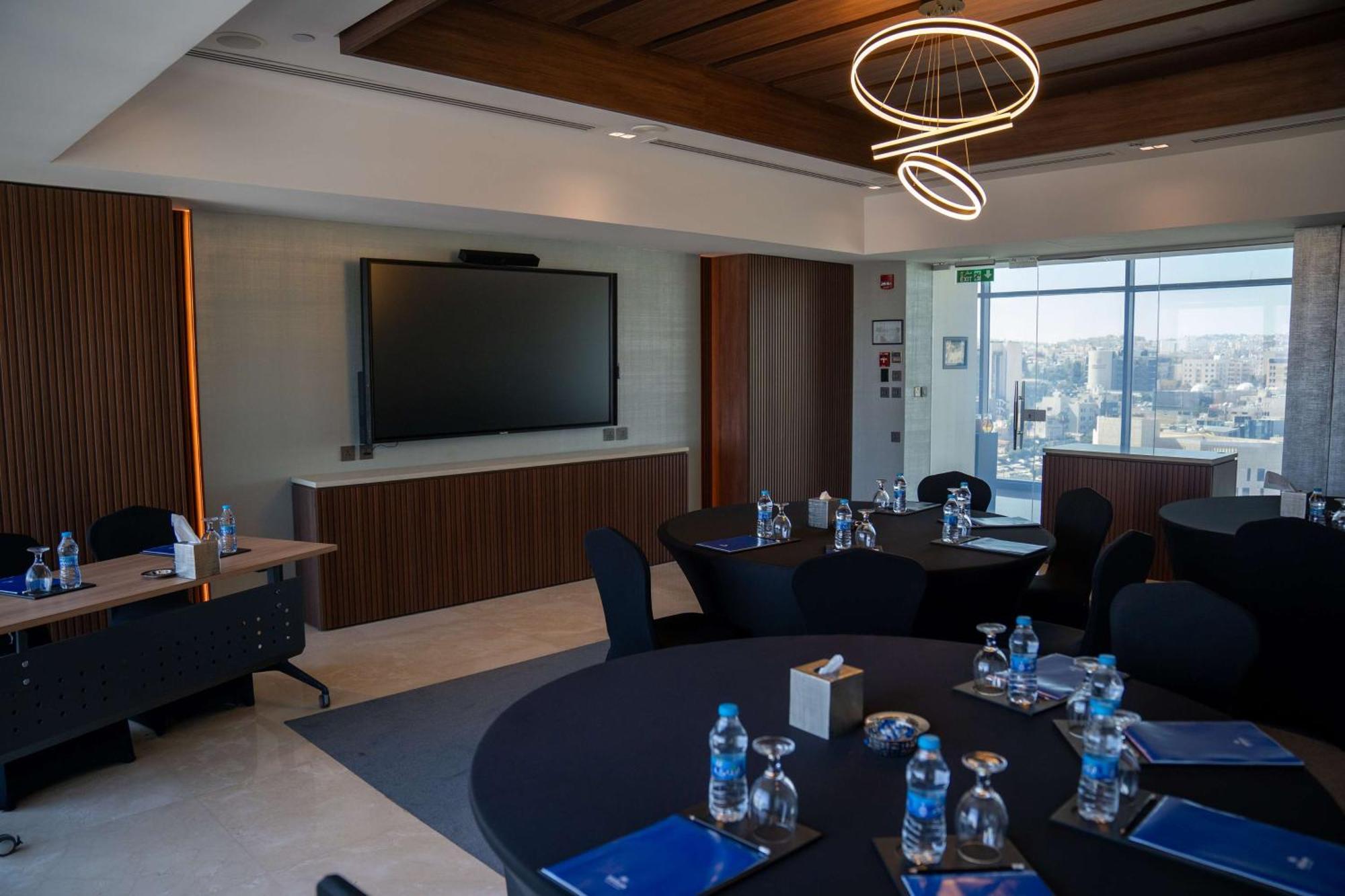 Готель Hilton Амман Екстер'єр фото Meeting room at the airport