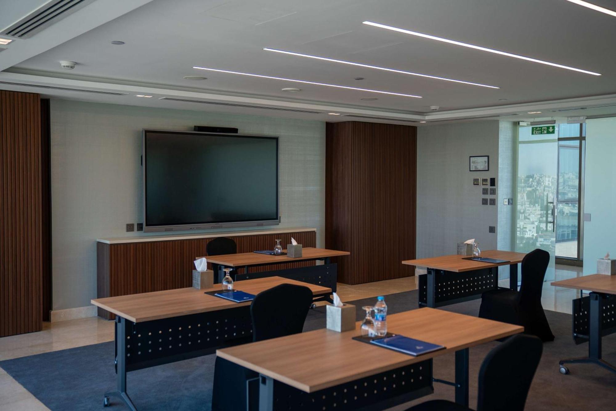 Готель Hilton Амман Екстер'єр фото A meeting room at the Dubai International Financial Centre